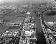 847463 Luchtfoto van van links naar rechts de spoorlijn Utrecht-Amsterdam, de Westkanaaldijk, het Amsterdam-Rijnkanaal, ...